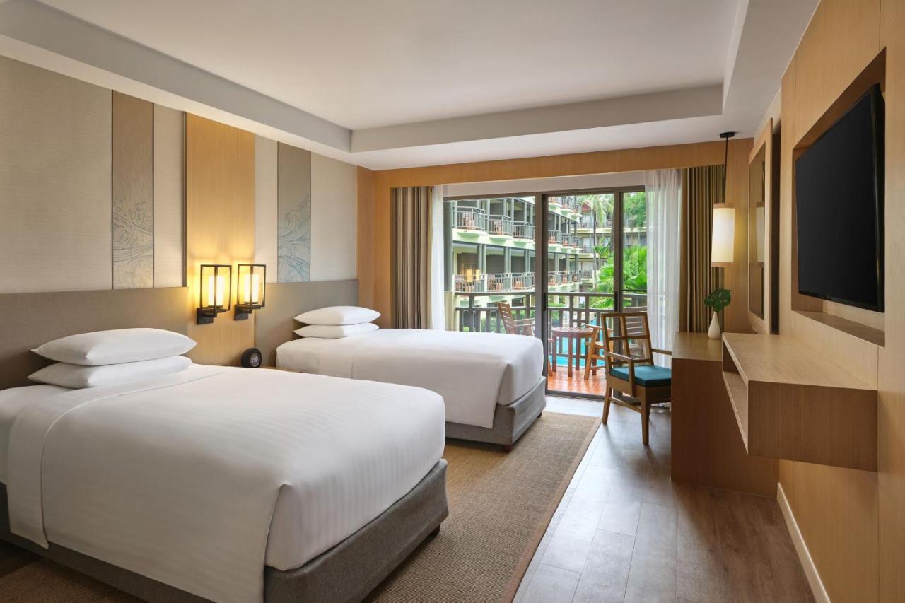 Zimmer mit 2 Einzelbetten und Poolblick