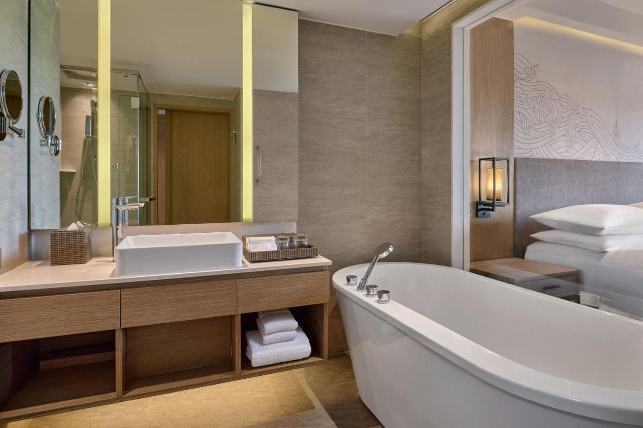 Größeres Zimmer mit 2 Doppelbetten, Poolblick und Terrasse